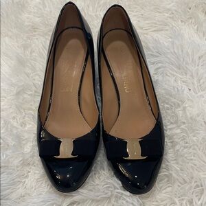 Salvatore Ferragamo Vara wedge in black patent leather. Signature bow - gold 8.5